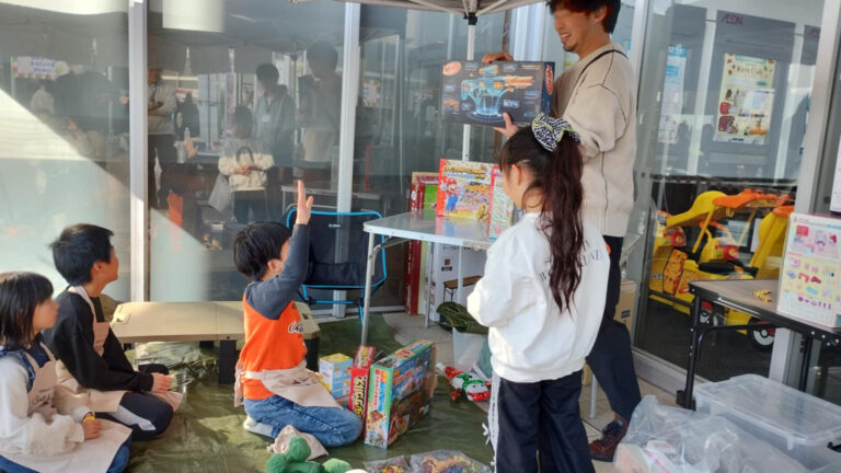 仕事を頑張って自分の力でおもちゃを手に入れる